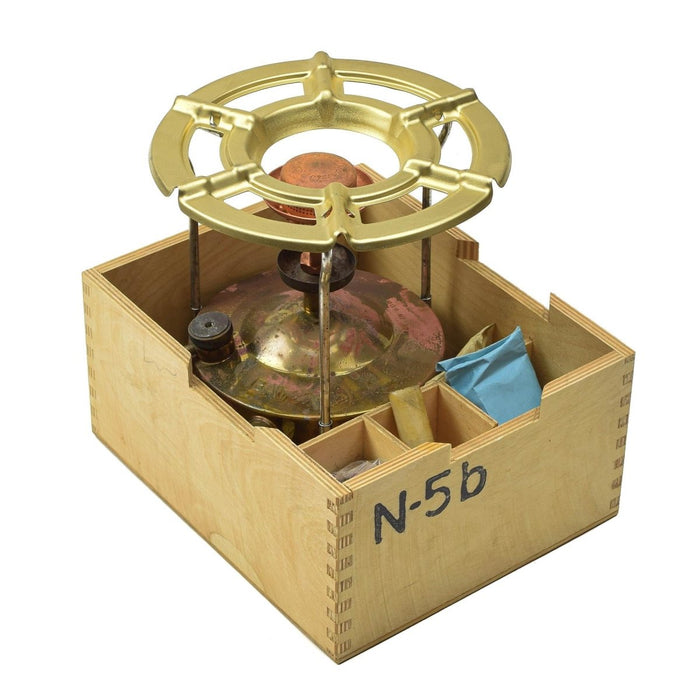 Vintage Tsjechische militaire kampeerkachelset voor vloeibare brandstof met brander en pannenstandaard in houten opbergdoos