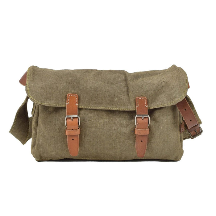 Vintage Tsjechische militaire canvas schoudertas met leren riemen en stevige gespsluitingen op witte achtergrond