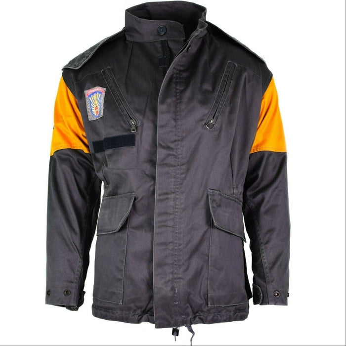 Origineel Deens M84 burgerbeschermingsjack in grijs met oranje schouderpatches en meerdere rits- en klepzakken