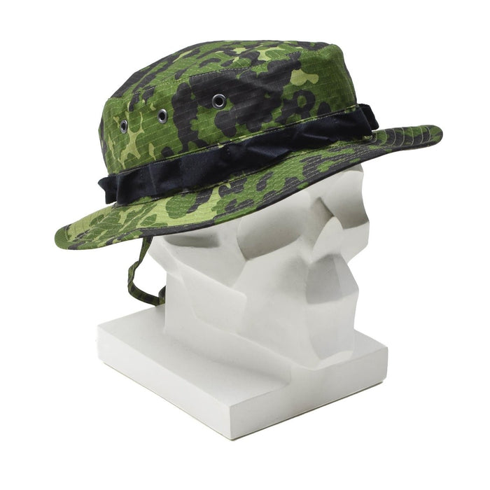 Originele Deense M84 camo boonie bucket hat gemaakt van duurzame ripstop stof met kinband op wit mannequin hoofd