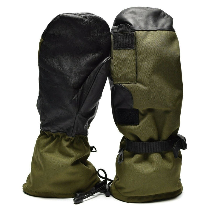 Originele Nederlandse leger olijfgroene Gore-Tex triggervingerwanten met leren handpalmen en verstelbare polsbanden voor koude, natte omstandigheden.