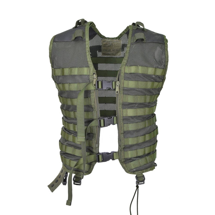 Origineel Nederlands legergroen tactisch MOLLE-vest met versterkte schouders, verstelbare bandjes en ademende mesh-panelen.