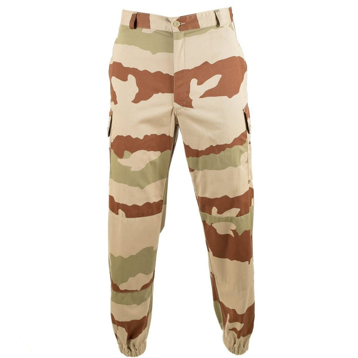 Originele Franse militaire F2 woestijncamouflagebroek met versterkte knieën en cargozakken voor ruig buitengebruik