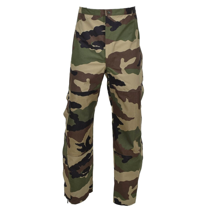 Originele Franse militaire waterdichte regenbroek in CCE camo met duurzame trilaminaatstof en verstelbare bretels.