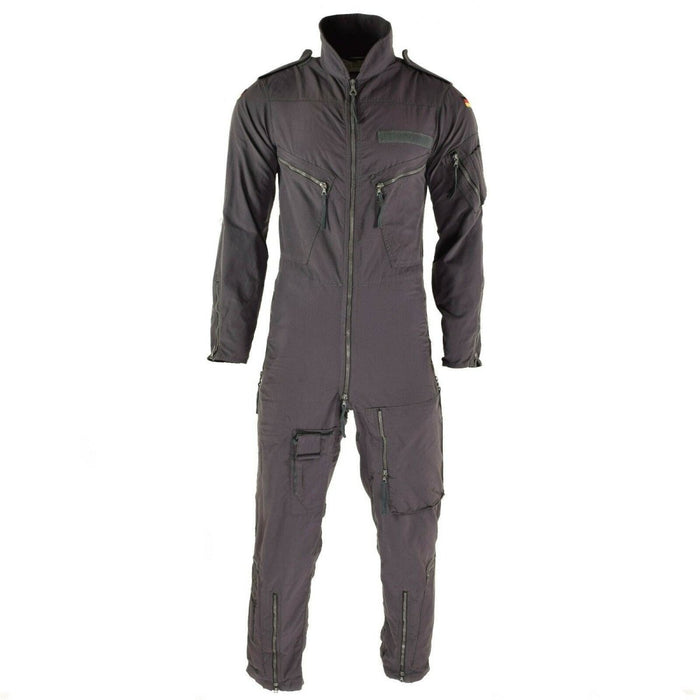 Originele katoenen pilotenoverall van het Duitse leger met epauletten, zakken met ritssluiting en Duitse vlagpatch op de mouw.