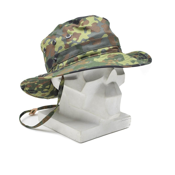 Originele Flecktarn Boonie-hoed van het Duitse leger met kinband, brede rand en camouflagepatroon voor buitengebruik.