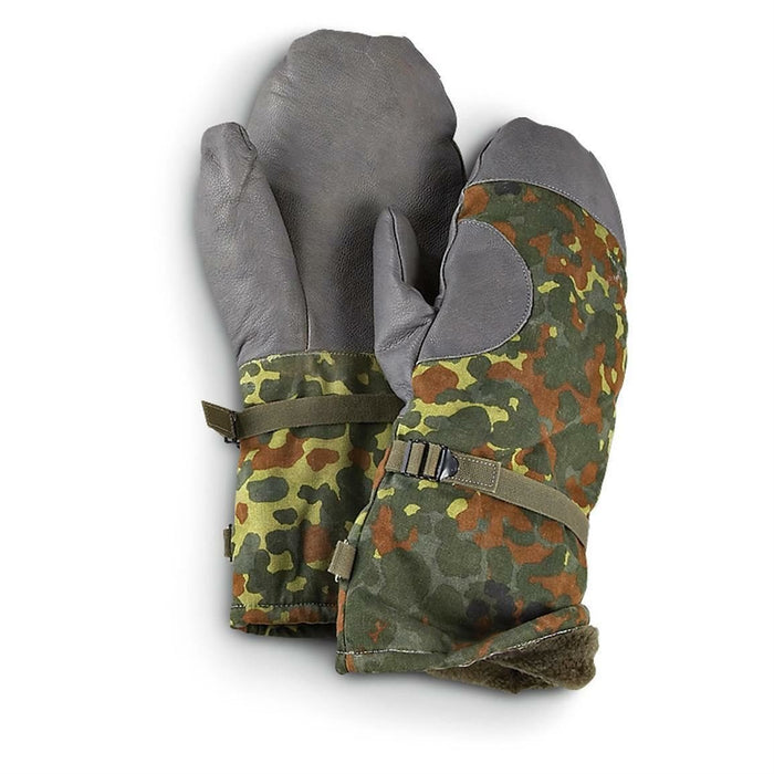 Originele flecktarn camouflagewanten van het Duitse leger met lederen grip, fleecevoering en verstelbare polsband voor bescherming tegen koud weer.