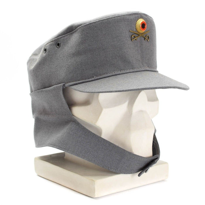 Originele Duitse leger Gebirgsjäger bergpet grijs met nekflap en bloemenembleem op het hoofd van de witte mannequin