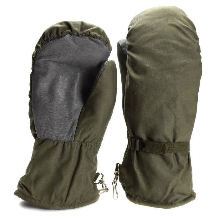 Originele olijfgrijze camouflagewanten van het Duitse leger met verstelbare riem, duurzaam materiaal en geïsoleerde voering voor bescherming tegen koud weer.