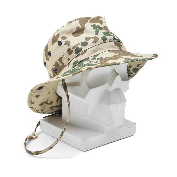 Originele tropische camo boonie-hoed van het Duitse leger met ventilatiegaten en kinband op witte mannequin-hoofddisplay