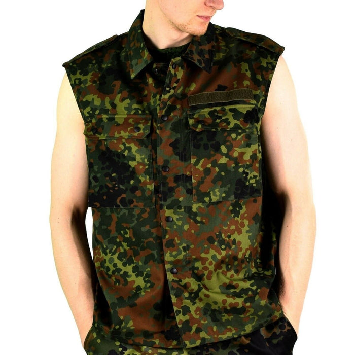 Mouwloos tactisch camouflagevest met camouflagepatroon van het Duitse leger, met meerdere zakken en knoopsluiting aan de voorkant voor buiten- en gevechtsgebruik