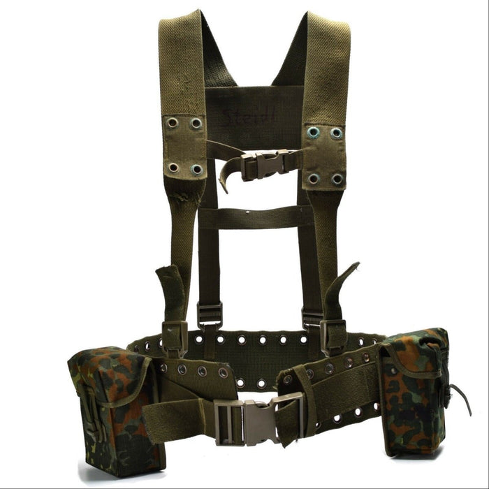 Originele tactische 4-delige harnasset van het Duitse leger met verstelbare riem, schouderbanden en camouflagemag-zakjes.
