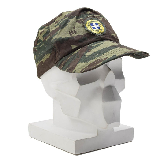Griekse militaire surplus hagedis camo veldpet met Grieks embleem, duurzaam en ontworpen voor gebruik buitenshuis.