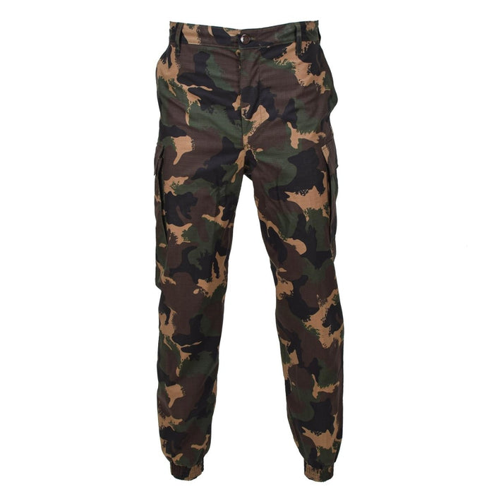 Originele Hongaarse M1990 militaire zomercamouflagebroek gemaakt van duurzaam ripstopmateriaal met meerdere zakken.