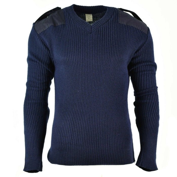 Donkerblauwe wollen trui in Italiaanse militaire stijl met V-hals, versterkte schouders en geribde textuur voor duurzaamheid en warmte.