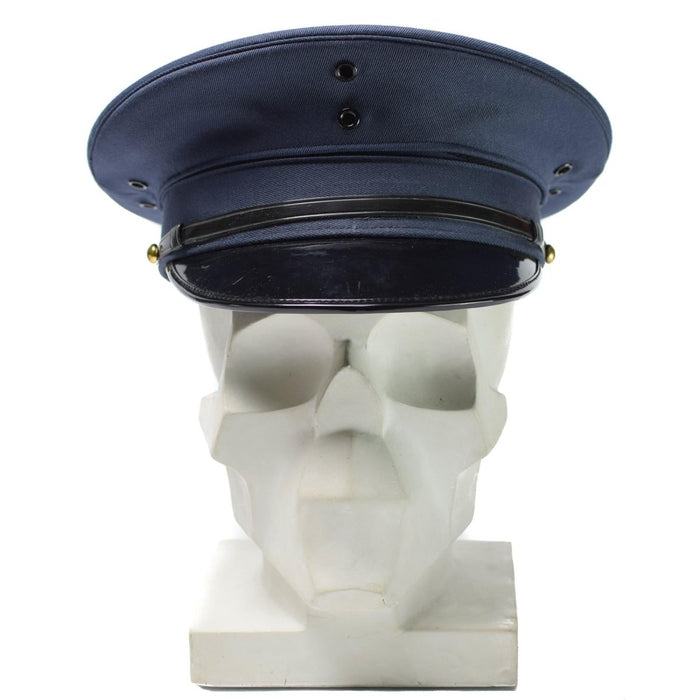 Originele kleppet van het Koreaanse legerofficier in blauwe wolmix met zwarte klep en kinband weergegeven op het schedelmodel