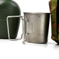 Oorspronkelijke Nederlandse Nederlandse leger kantine met beker en camo -cover