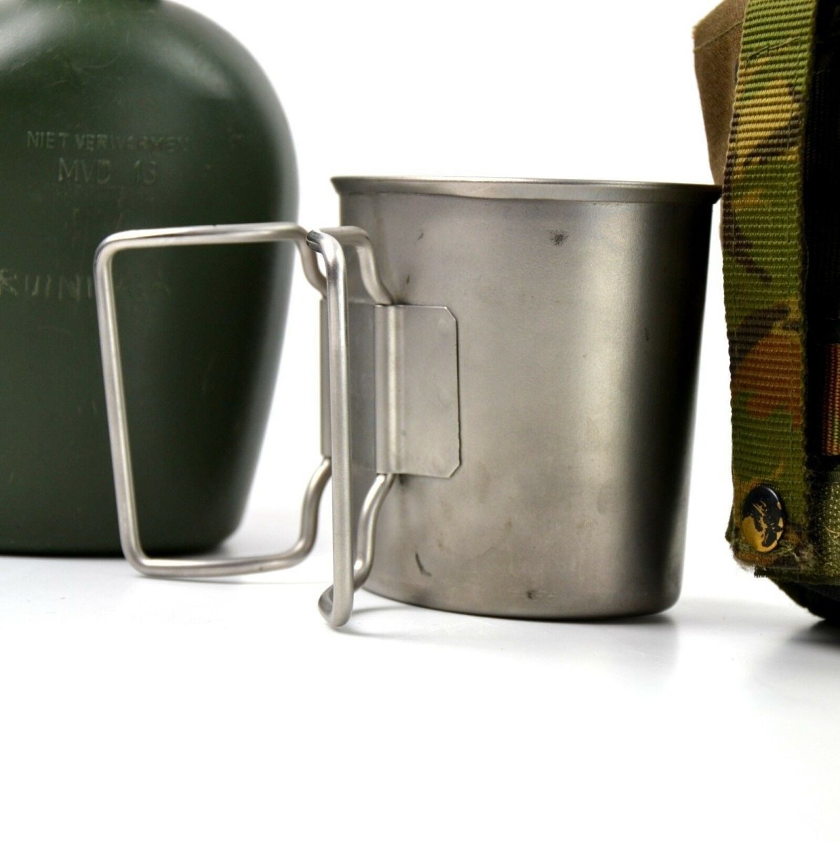 Oorspronkelijke Nederlandse Nederlandse leger kantine met beker en camo -cover