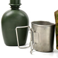 Oorspronkelijke Nederlandse Nederlandse leger kantine met beker en camo -cover