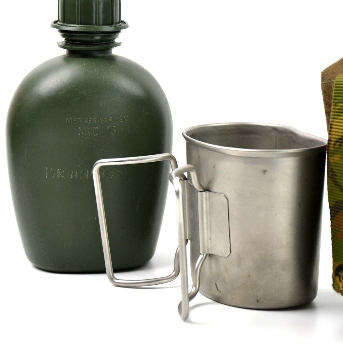 Oorspronkelijke Nederlandse Nederlandse leger kantine met beker en camo -cover