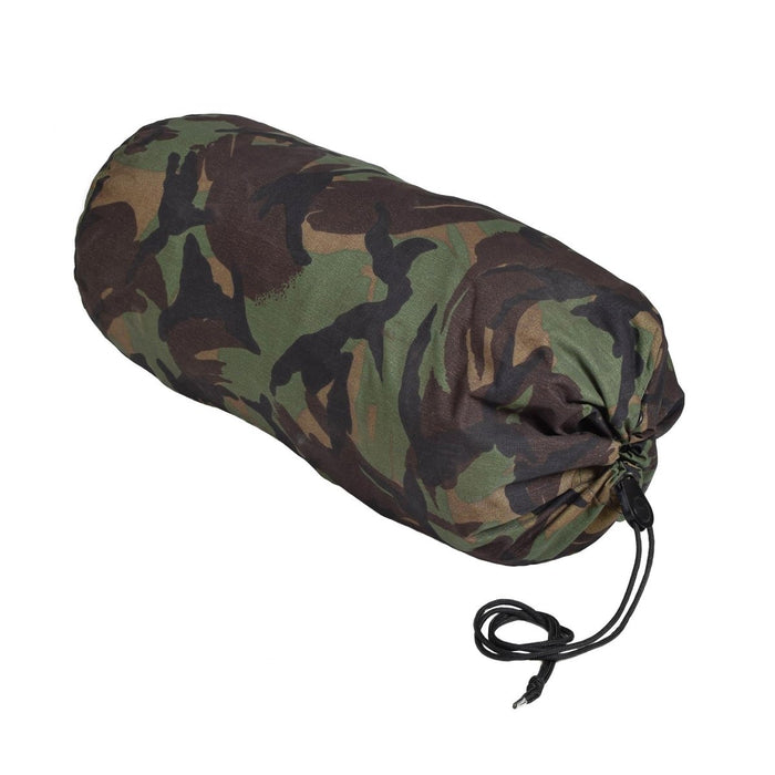 Waterdichte Nederlandse militaire camouflage compressie-opbergtas voor bescherming van kampeer- en outdooruitrusting.