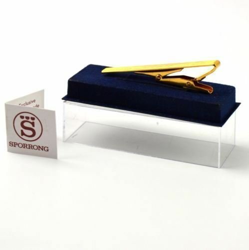 Originele Scandinavische Sporrong gouden dasspeld van het Zweedse legerluchtmachtuniform, weergegeven op een blauw fluwelen hoesje.