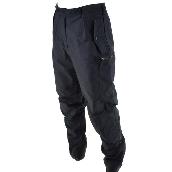 Zwarte Zweedse leger M90 thermische veldgevechtsbroek ontworpen voor warmte, duurzaamheid en flexibiliteit bij extreme kou.