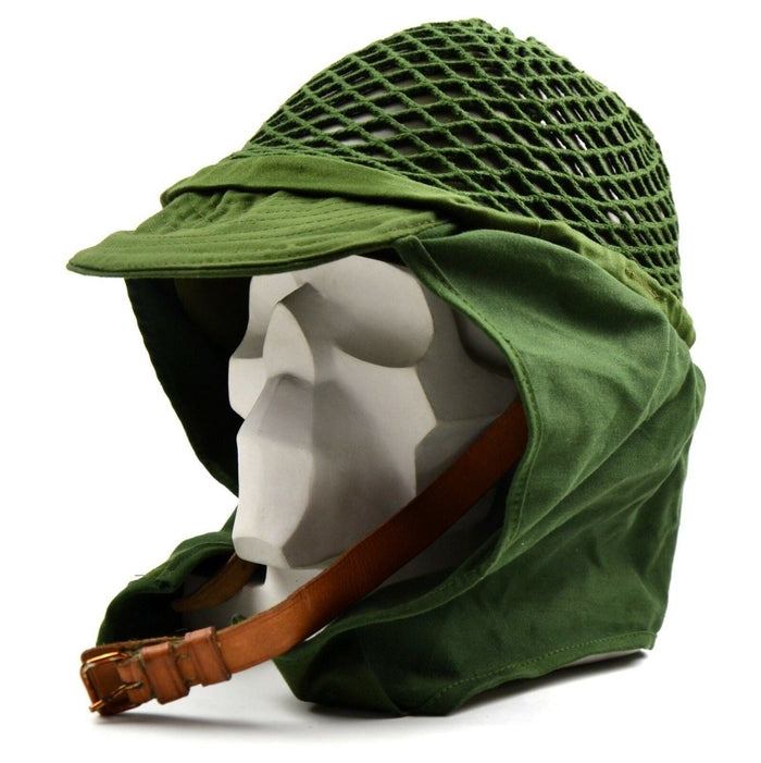 Originele militaire helm van het Zweedse leger met groene netafdekking en kinband voor een veilige pasvorm en camouflage