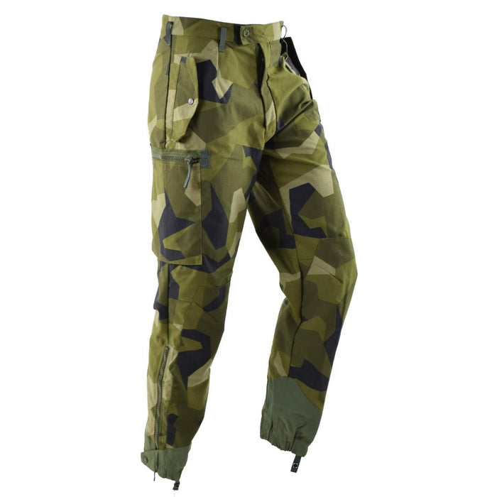 Originele Zweedse militaire M90-broek in Splinter-camouflage met versterkte knieën, veilige zakken en brede riemlussen voor gebruik buitenshuis.
