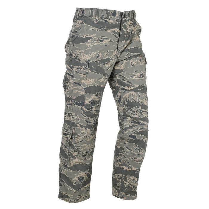 Originele Amerikaanse militaire veldbroek in digitale tijgerstreep-camo met duurzame ripstop-stof en meerdere cargozakken.