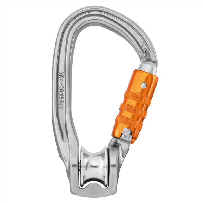 Metalen karabijnhaak met oranje slot op een witte achtergrond
