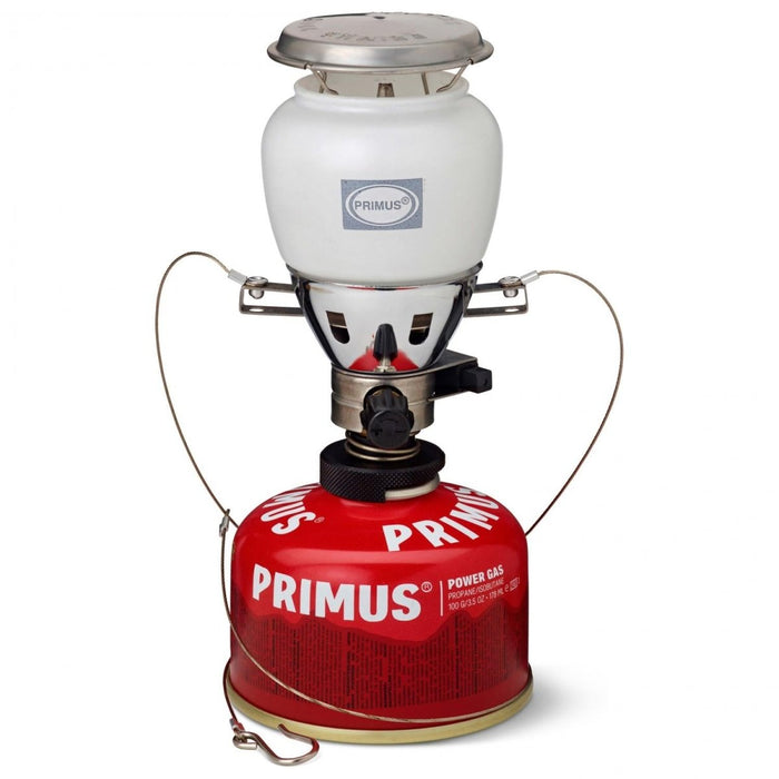 Primus EasyLight Duo gaslantaarn met witte glazen bol en rode gasfles voor camping- en wandelverlichting.