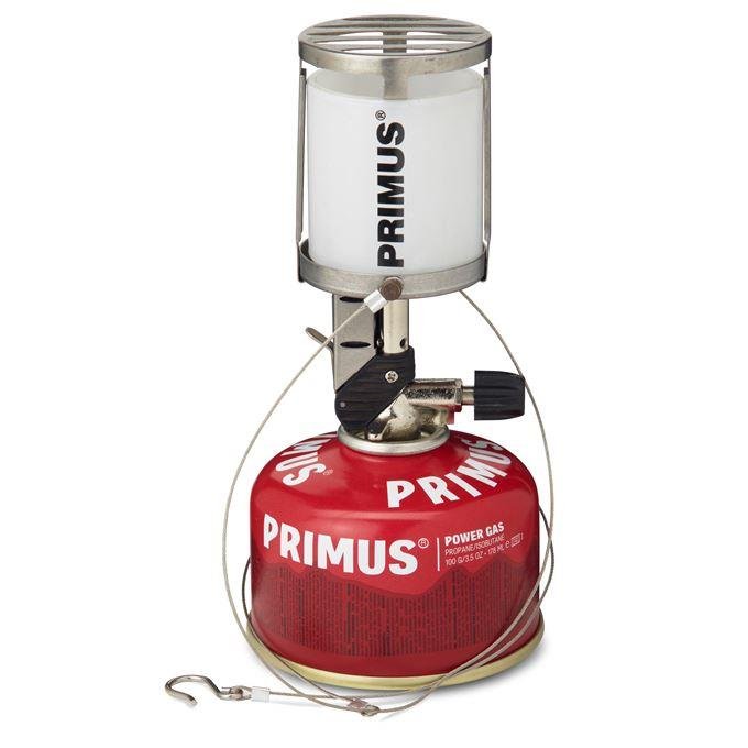 Primus Micron draagbare campinglantaarn met rode gasfles, compact en instelbare helderheid voor wandelen en backpacken.