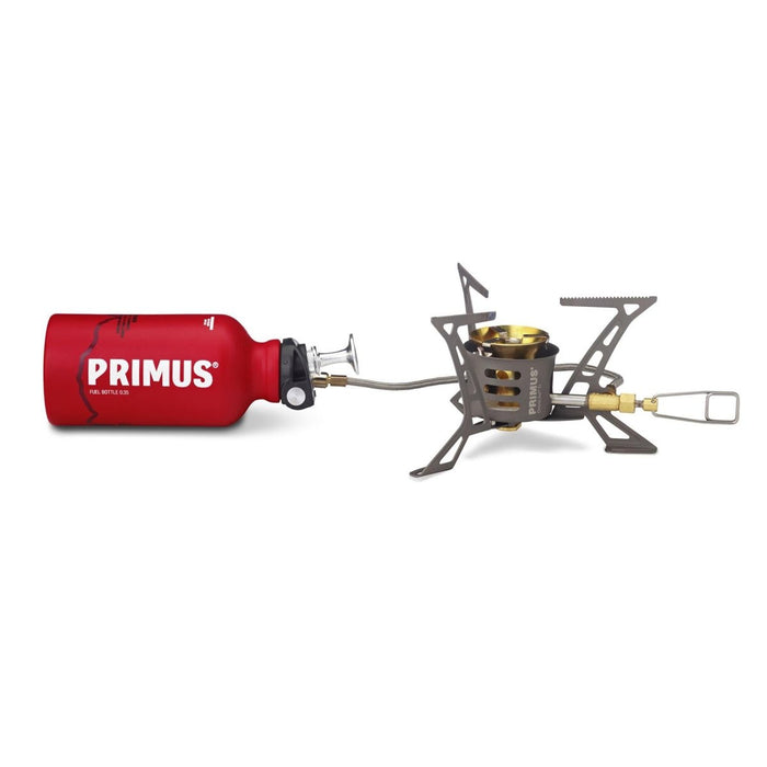 Primus OmniLite Ti lichtgewicht titanium kampeerkachel met multi-fuel brander en rode brandstoffles geïsoleerd op een witte achtergrond