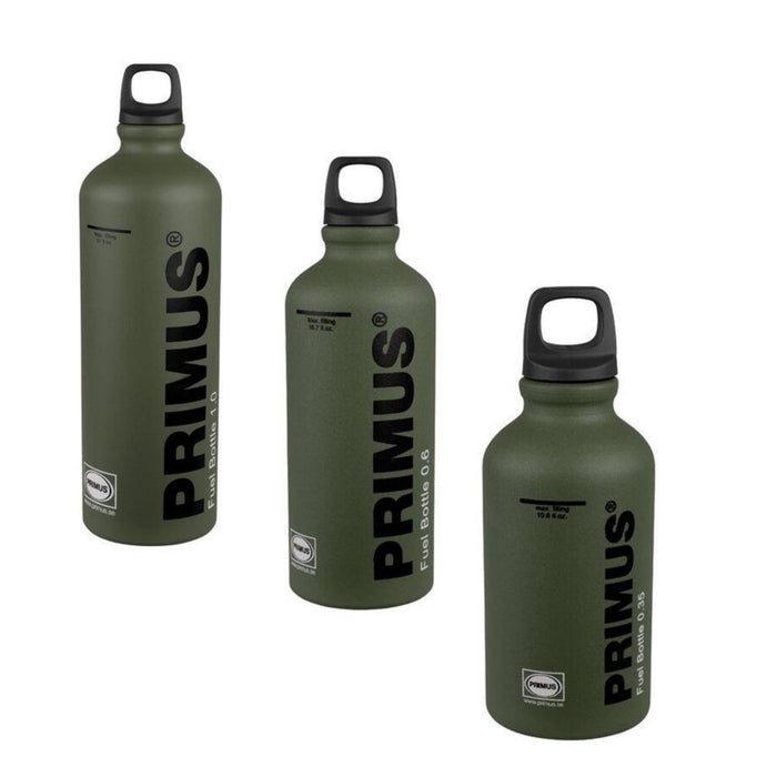 Drie groene Primus ultralichte aluminium brandstofflessen met zwarte doppen voor camping- en multi-fuel kooktoestellen.