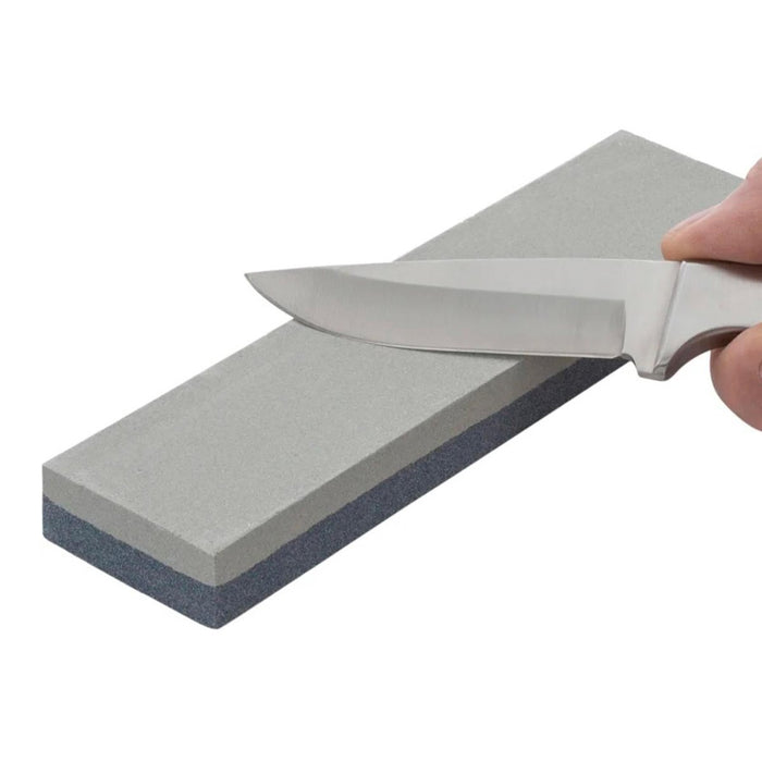 Dubbelzijdige vintage slijpsteen van duurzaam aluminiumoxide met aan de bovenzijde een mesblad dat wordt geslepen