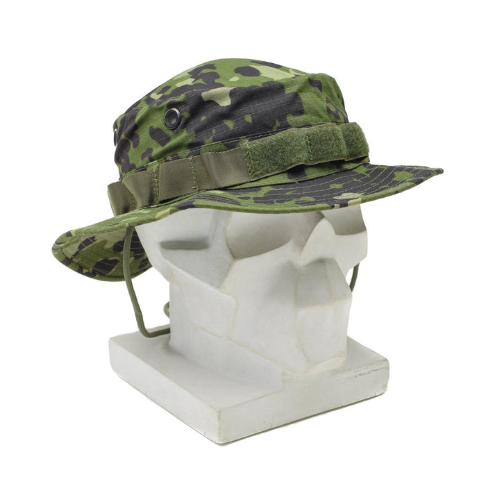 Deense M84 camo boonie-hoed met brede rand, ventilatiegaten, verstelbare kinband en duurzaam ontwerp van ripstop-stof.