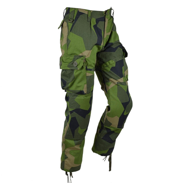 TACGEAR gevechtsbroek in Zweedse militaire stijl in splintercamo met cargozakken en ripstopstof voor duurzaamheid.